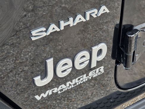 Used 2018 Jeep Wrangler Unlimited Sahara w/ Dual Top Group AWD/4WD image 36