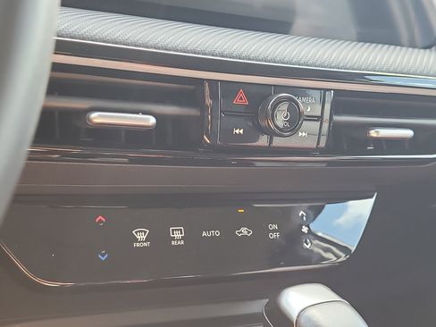 Used 2025 Nissan Kicks SR FWD image 25