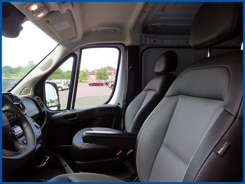 Used 2025 RAM ProMaster 2500 w/ Convenience Group FWD image 11