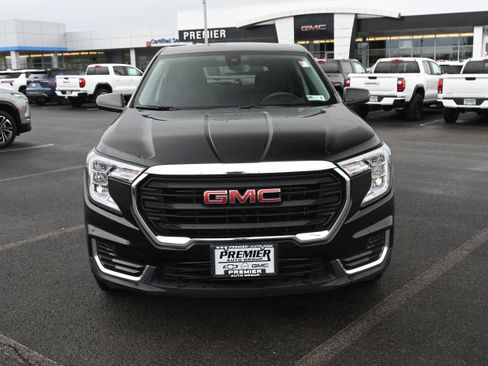 Used 2023 GMC Terrain SLE image 3