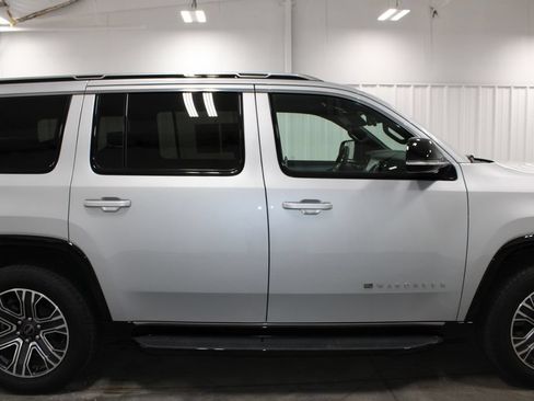Used 2025 Jeep Wagoneer Series II w/ 8-Passenger Seating Package AWD/4WD image 11