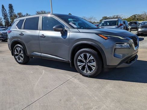 Used 2023 Nissan Rogue SV image 2