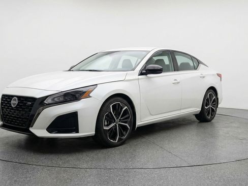 Used 2025 Nissan Altima 2.5 SR w/ SR Premium Package image 3