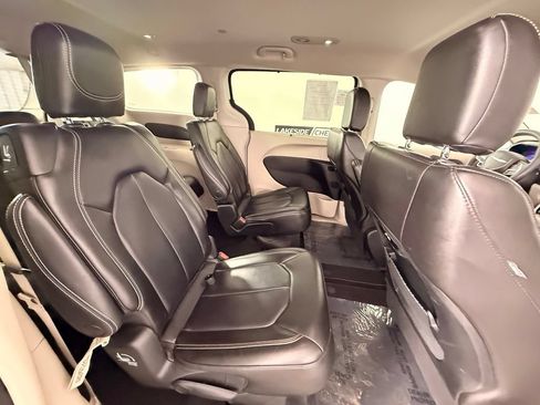 Used 2023 Chrysler Pacifica Touring-L FWD image 23