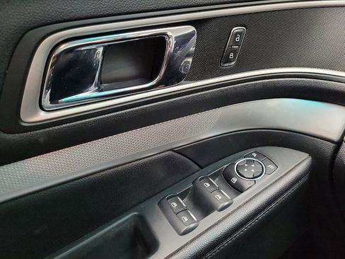 Used 2016 Ford Explorer XLT image 27