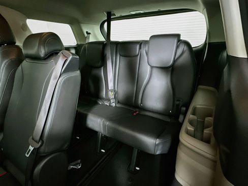Used 2025 Kia Carnival FWD image 28