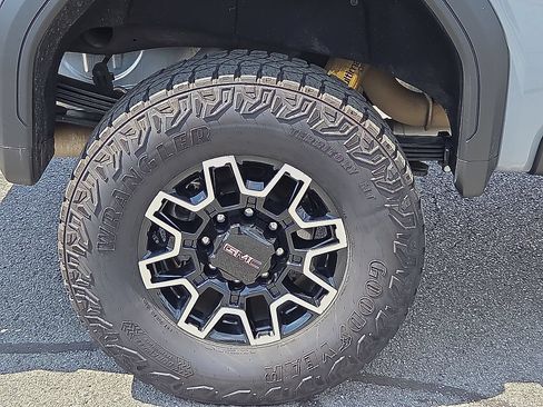 Used 2025 GMC Sierra 2500 AT4X AWD/4WD image 17