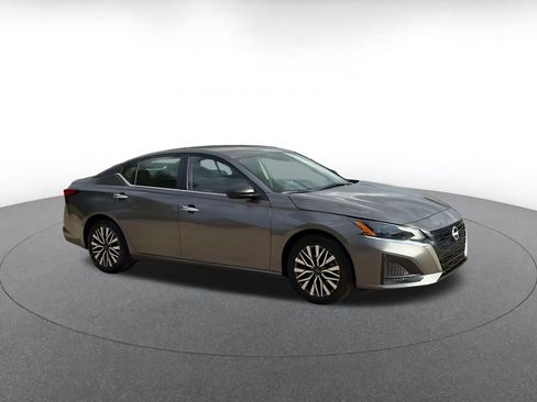 Used 2025 Nissan Altima 2.5 SV FWD image 2