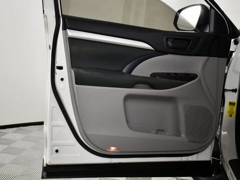 Used 2019 Toyota Highlander LE image 16