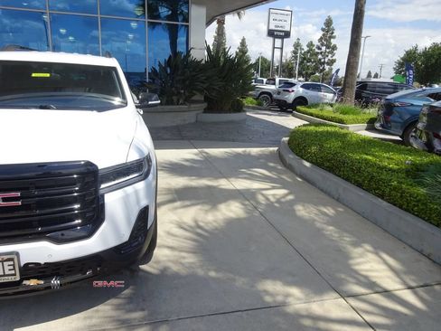 Certified 2023 GMC Acadia SLE w/ Driver Convenience Package FWD image 33