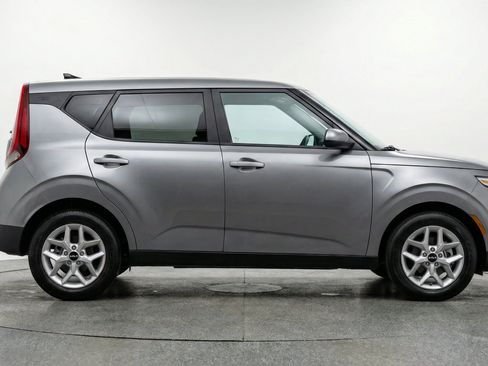 Used 2025 Kia Soul LX w/ LX Technology Package FWD image 11