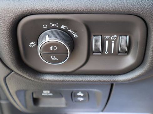 New 2026 RAM 1500 4x4 Crew Cab image 19