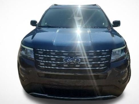 Used 2017 Ford Explorer XLT FWD image 4