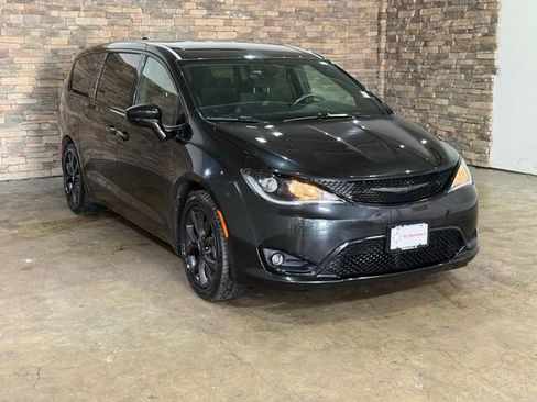Used 2018 Chrysler Pacifica Touring Plus w/ S Appearance Package FWD image 3