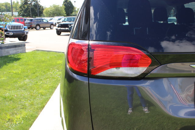 Used 2018 Chrysler Pacifica Touring-L w/ Tire & Wheel Group FWD image 30