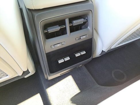 Certified 2025 Porsche Macan Electric image 18