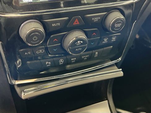 Used 2022 Jeep Grand Cherokee Laredo X image 16