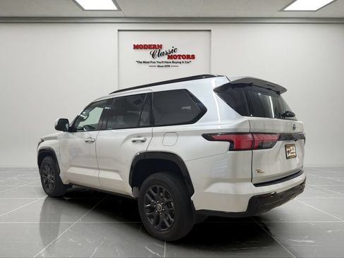 Used 2023 Toyota Sequoia Platinum AWD/4WD image 3