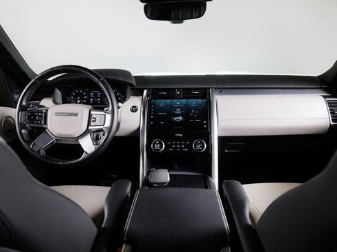 Used 2024 Land Rover Discovery Dynamic SE AWD/4WD image 4