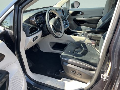 Used 2021 Chrysler Pacifica Limited w/ Uconnect Theater Family Group AWD/4WD image 18