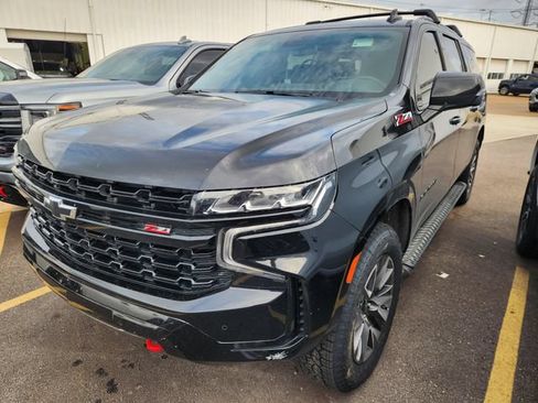 Certified 2024 Chevrolet Suburban Z71 w/ Luxury Package AWD/4WD image 3