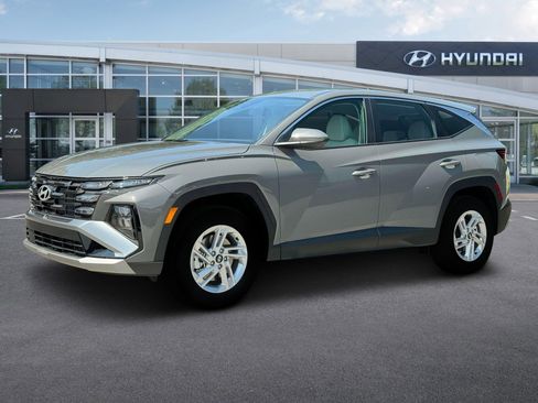 Used 2025 Hyundai Tucson SE image 2