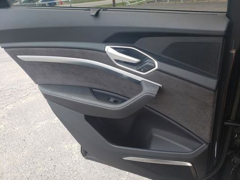 Used 2019 Audi e-tron Prestige w/ Prestige Package image 12