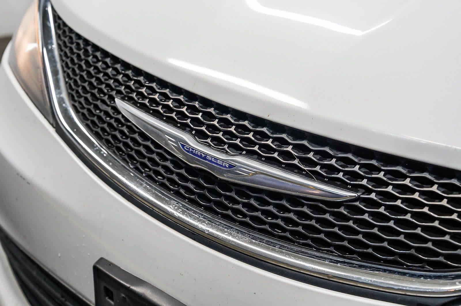 Used 2017 Chrysler Pacifica Touring FWD image 8