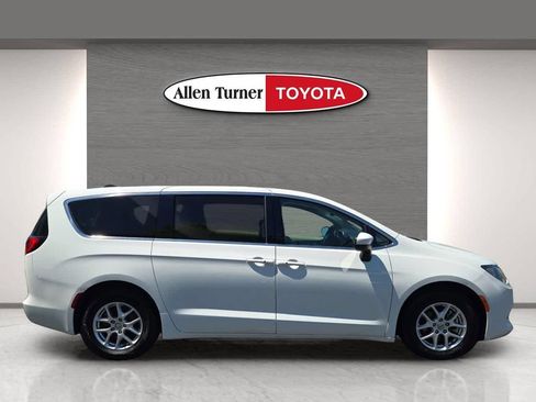Used 2023 Chrysler Voyager LX FWD image 5