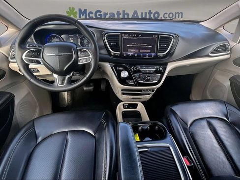 Used 2023 Chrysler Pacifica Touring-L FWD image 9