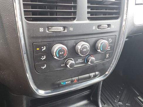 Used 2016 Dodge Grand Caravan SXT image 27