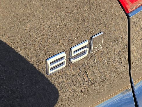 Certified 2025 Volvo XC40 B5 Core image 13