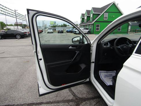 Used 2021 Volkswagen Tiguan SE w/ Panoramic Sunroof Package AWD/4WD image 10