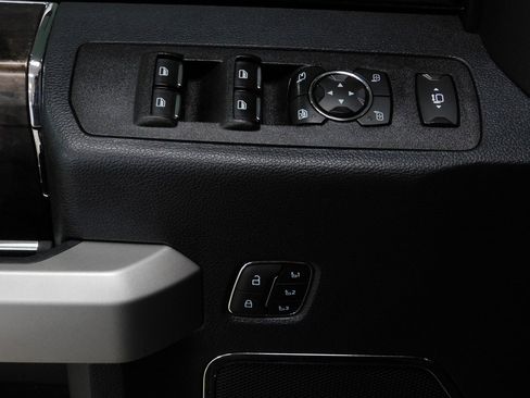 Used 2022 Ford F250 Lariat w/ Black Appearance Pkg image 32