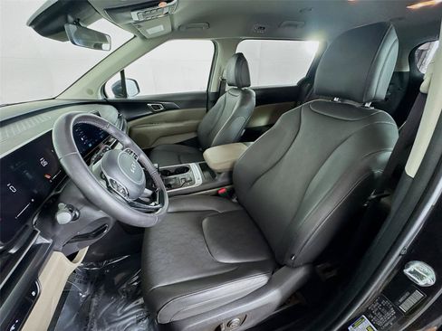 Used 2025 Kia Carnival FWD image 11