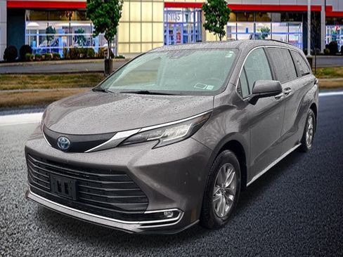 Used 2023 Toyota Sienna XLE image 12