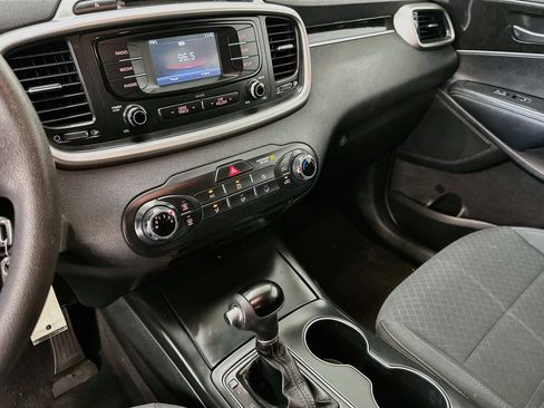Used 2018 Kia Sorento FWD V6 image 25