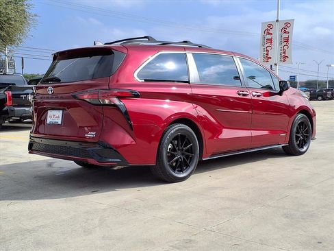 Used 2021 Toyota Sienna XSE image 5