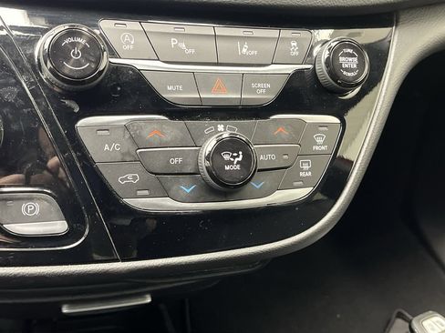 Used 2025 Chrysler Pacifica Select FWD image 22