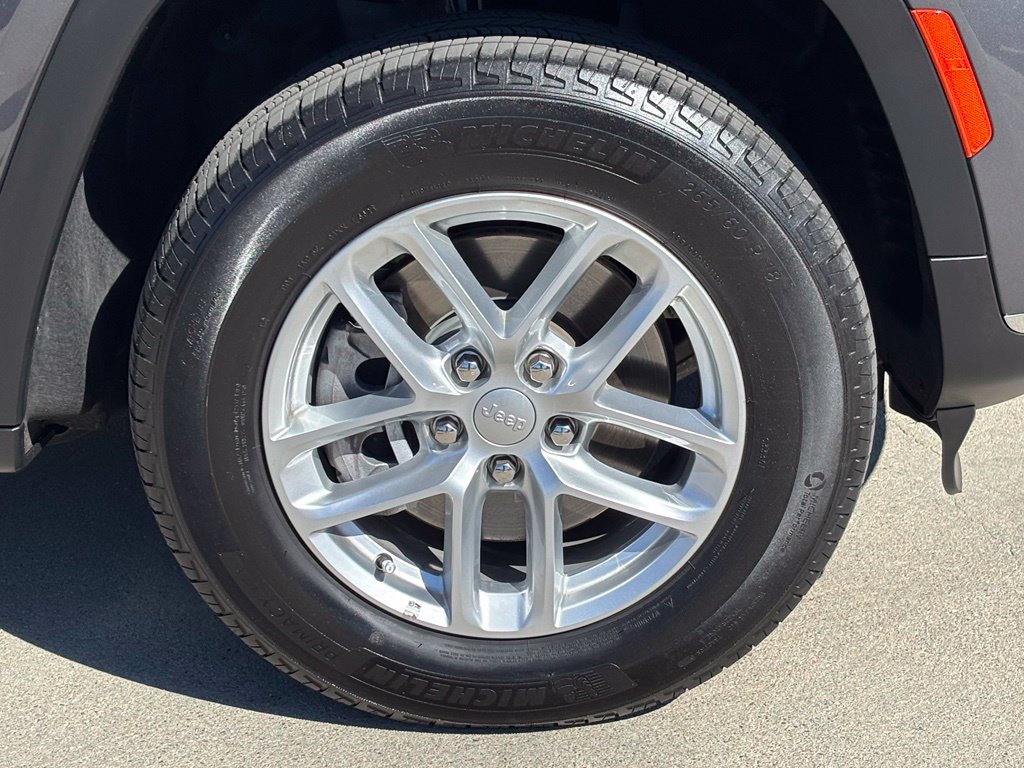 Used 2025 Jeep Grand Cherokee L Laredo RWD image 27