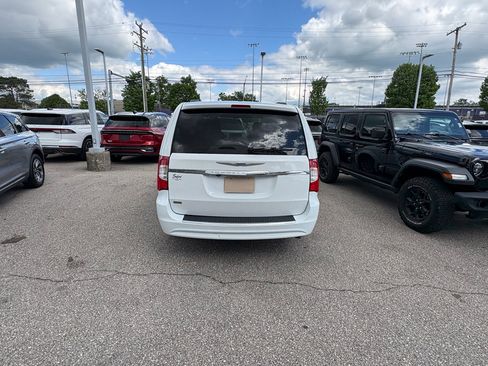 Used 2016 Chrysler Town & Country Touring FWD image 5