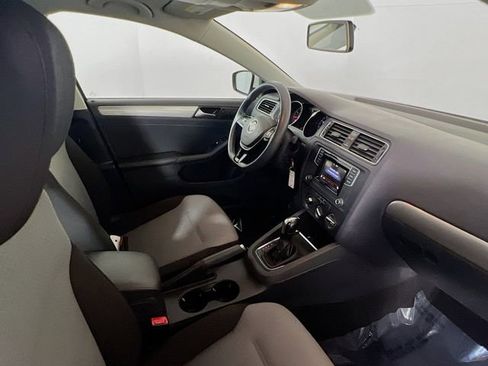 Used 2017 Volkswagen Jetta S image 9