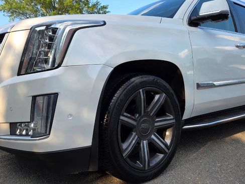 Used 2017 Cadillac Escalade Luxury AWD/4WD image 7