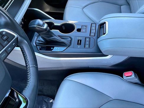 Used 2021 Toyota Highlander XLE image 17