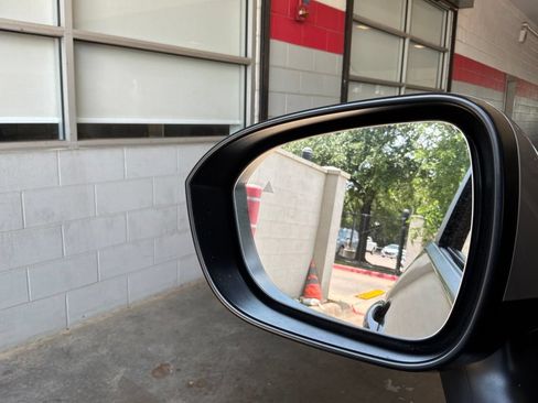 Used 2025 Nissan Rogue SV FWD image 19