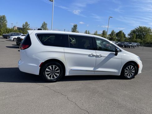 Used 2023 Chrysler Pacifica Limited FWD image 6