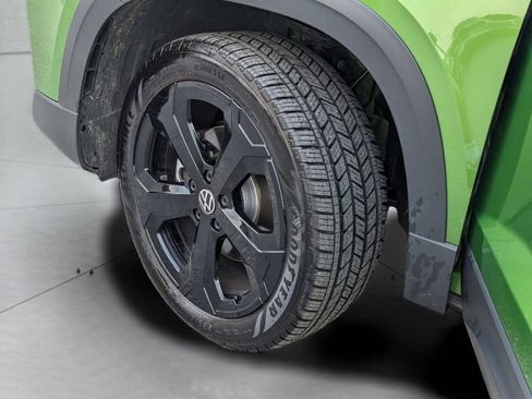 Certified 2025 Volkswagen Taos SE image 38