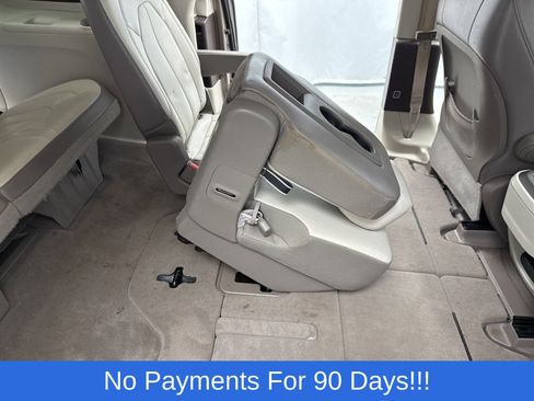 Used 2017 Chrysler Pacifica Touring-L image 39