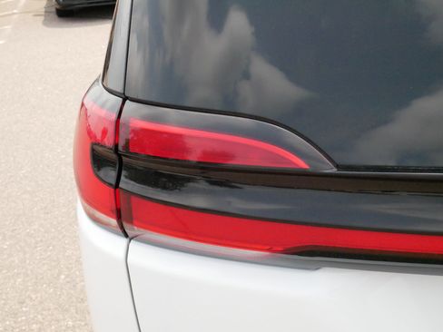 Used 2023 Chrysler Pacifica Touring-L FWD image 17