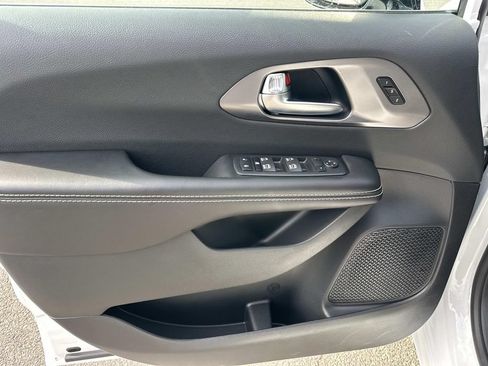 New 2026 Chrysler Pacifica Select FWD image 13